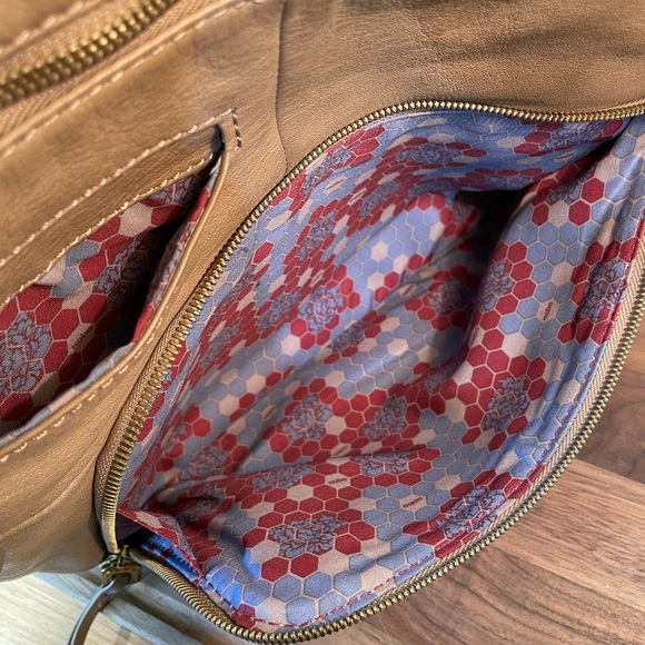 HOBO Leather Shoulder Bag Boho Slouchy Zip Top Pockets Fringe Neutral Classic - Picture 10 of 16